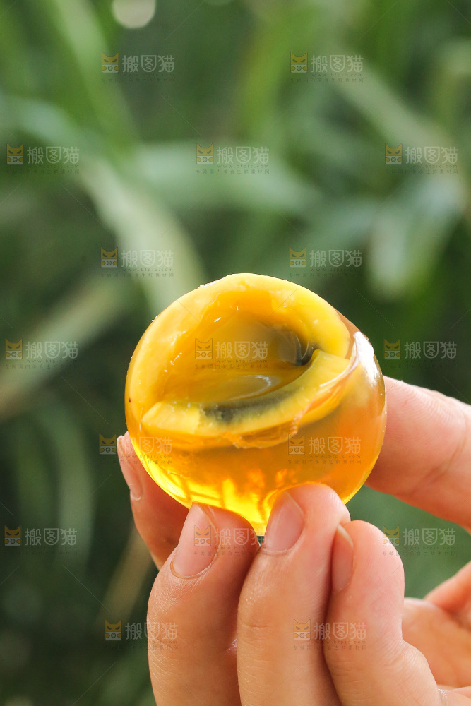手里拿着变蛋