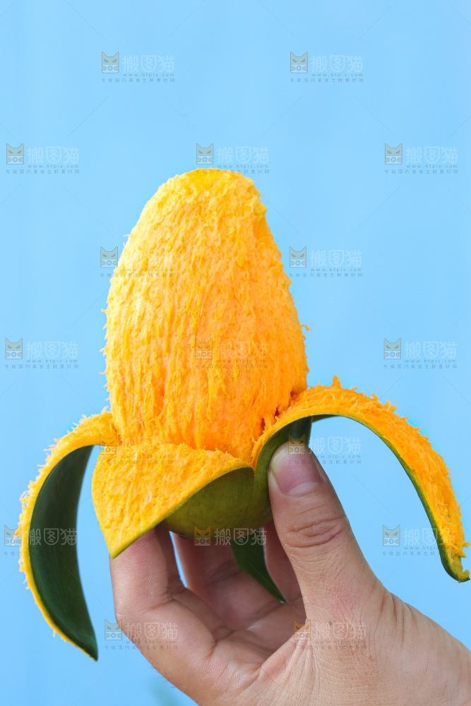 手里拿着椰香芒