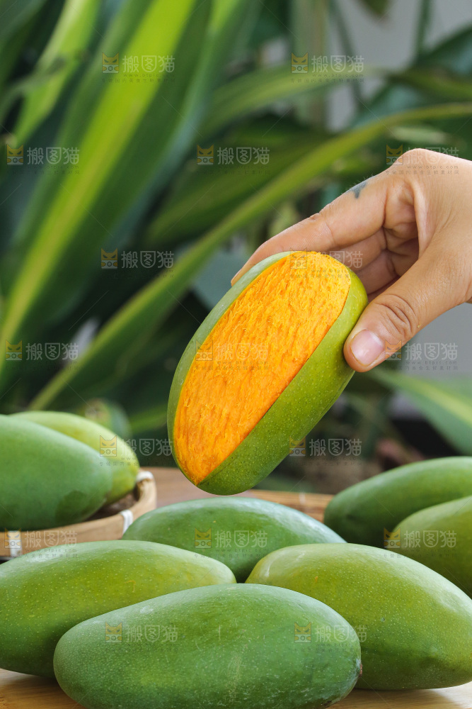 手里拿着椰香芒