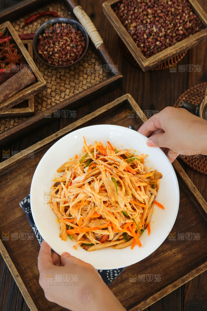 深底上的麻辣鸡丝