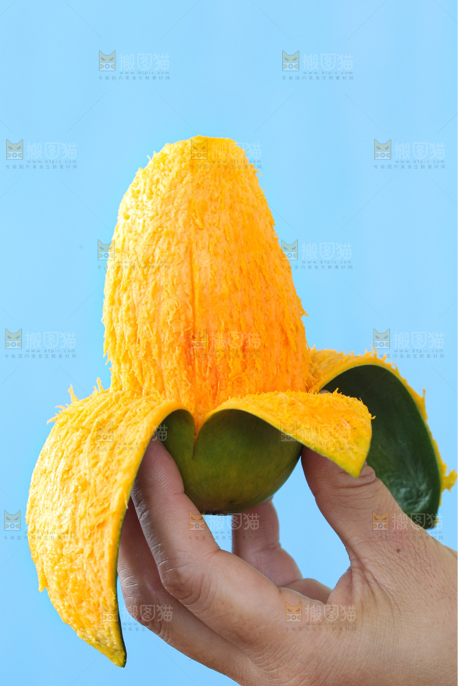 手里拿着椰香芒