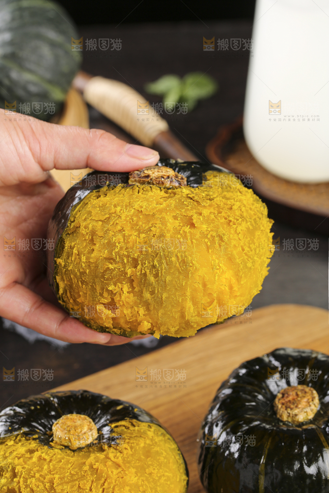 木底上的贝贝南瓜