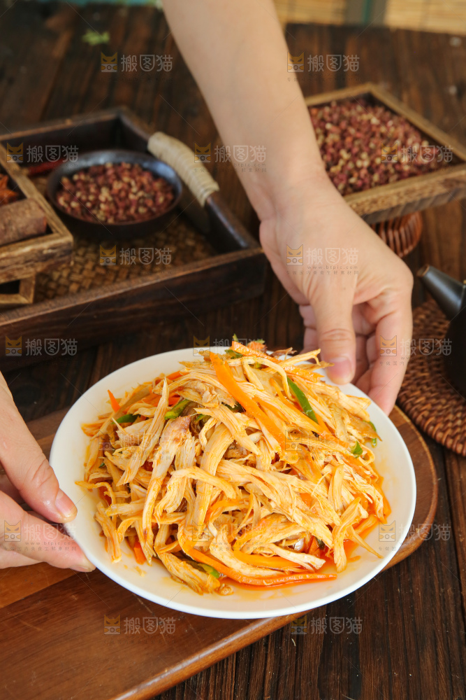 深底上的麻辣鸡丝