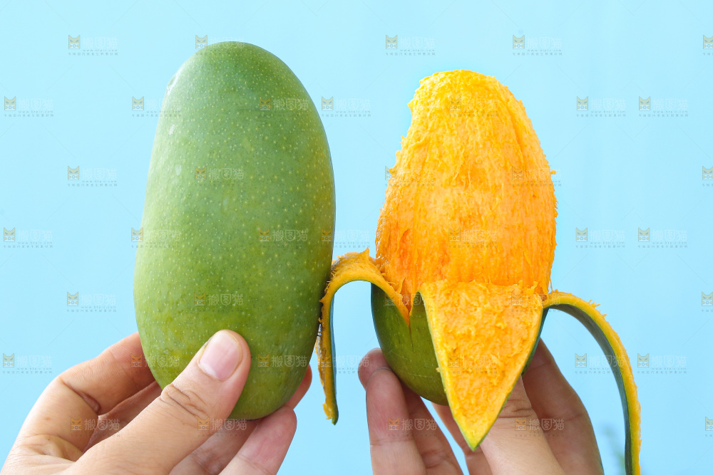 手里拿着椰香芒