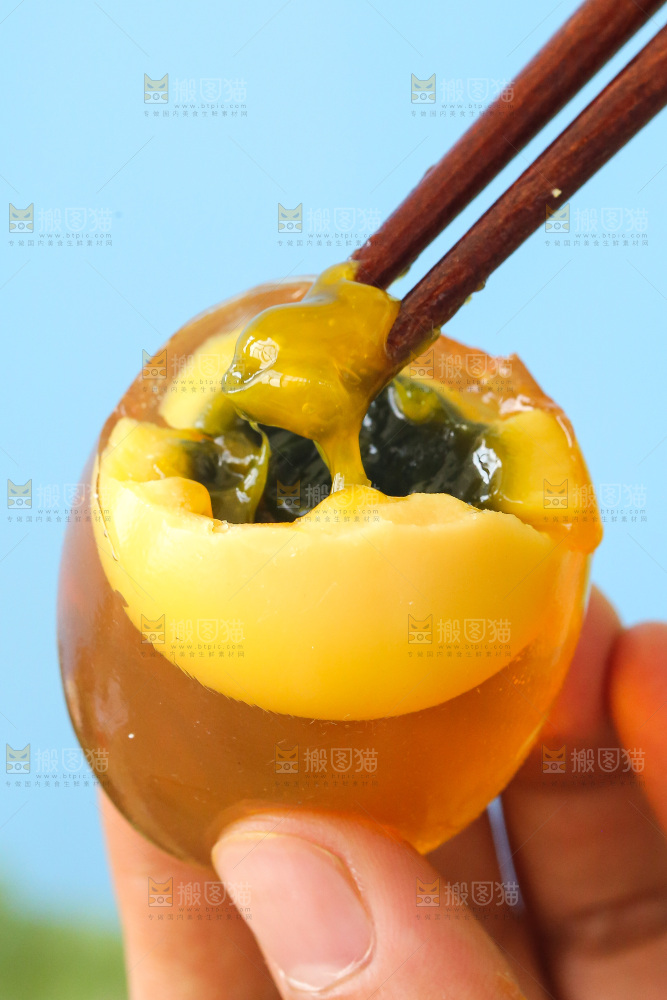 手里拿着变蛋