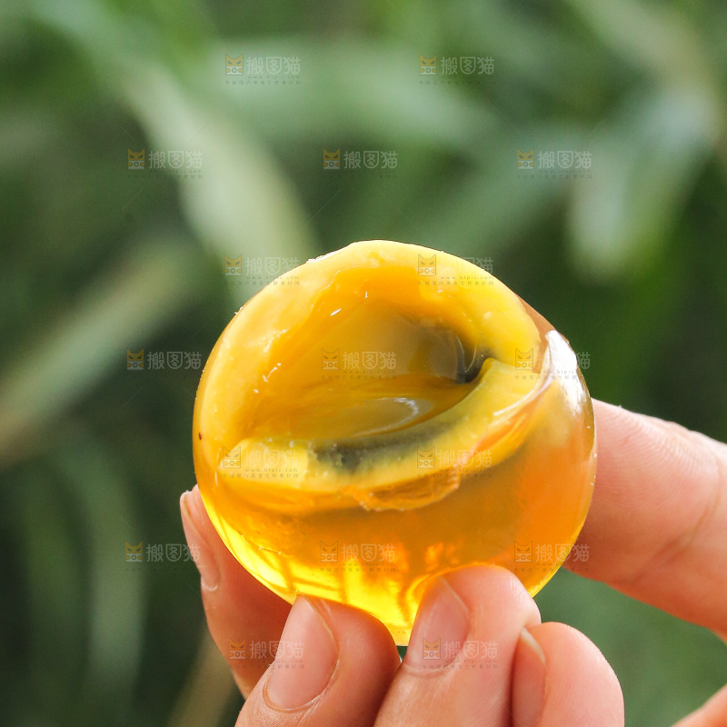 手里拿着变蛋