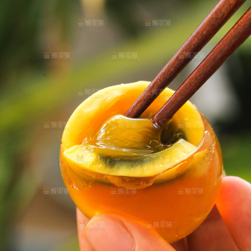 手里拿着变蛋
