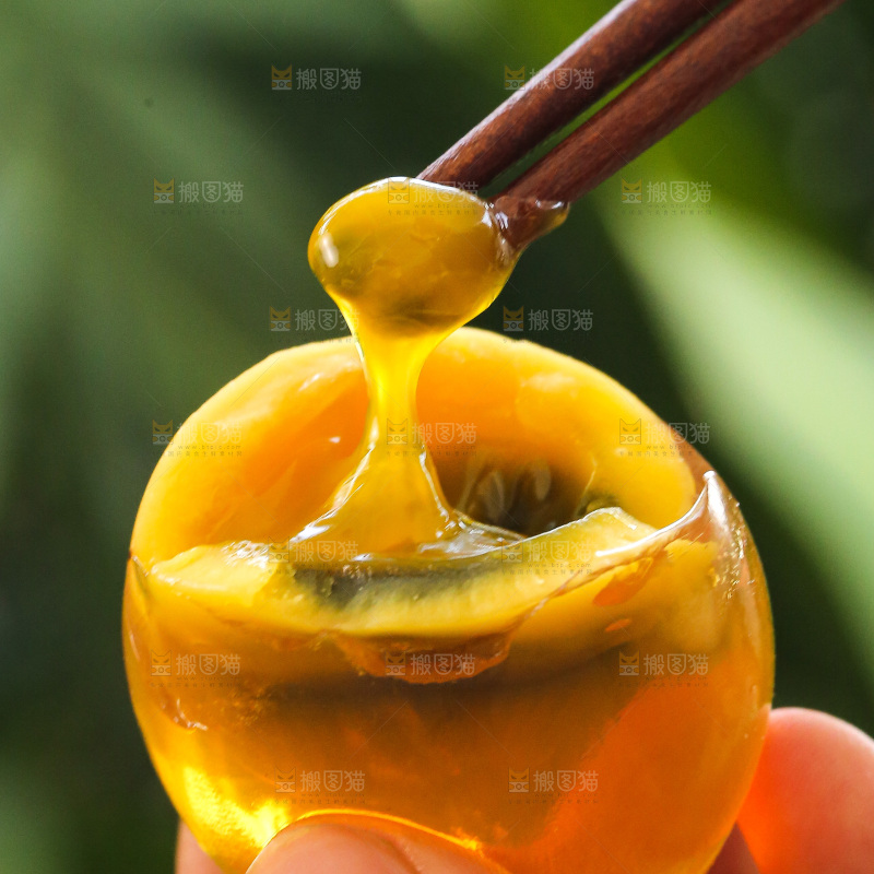 手里拿着变蛋