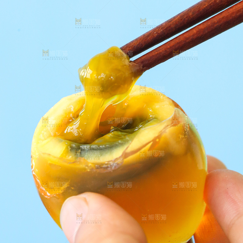 手里拿着变蛋
