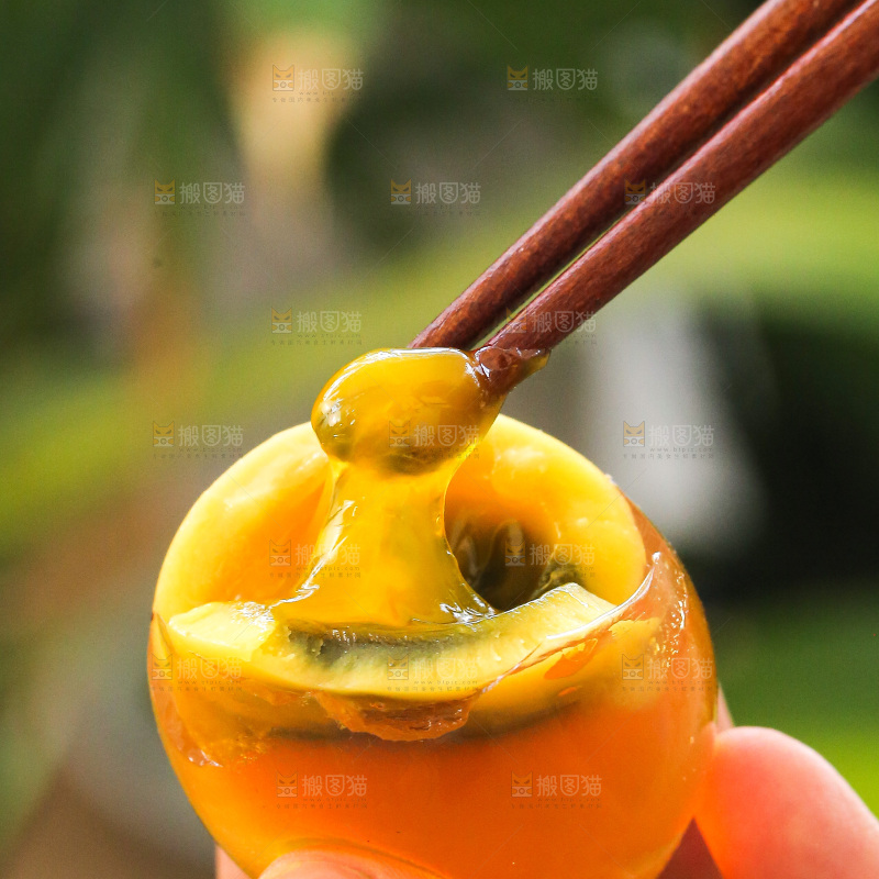 手里拿着变蛋