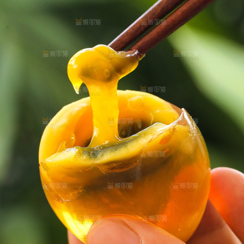 手里拿着变蛋