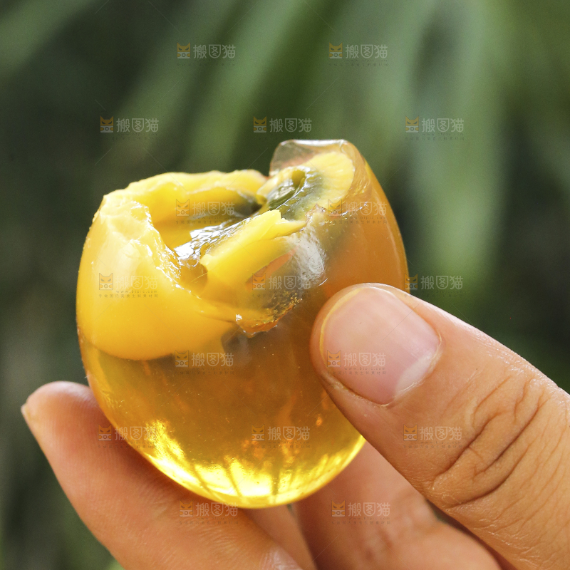 手里拿着变蛋