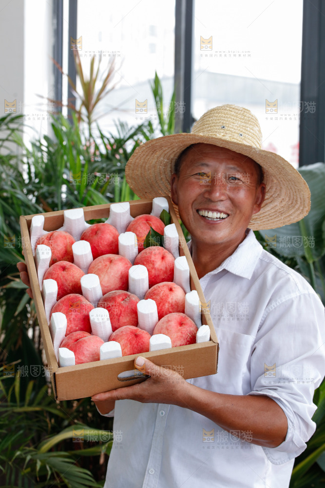 手里拿着苹果桃