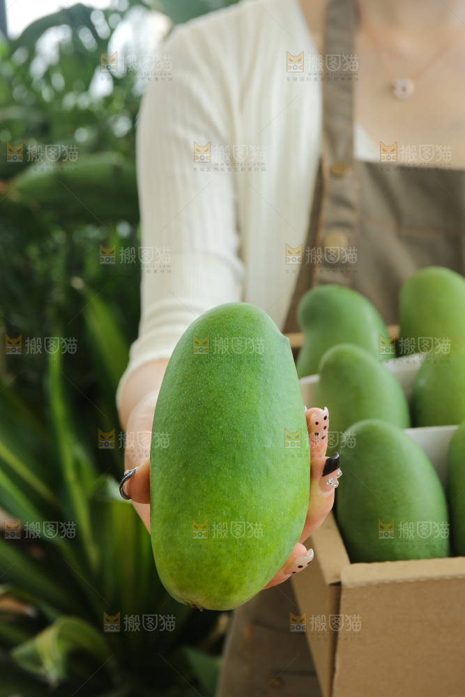 手里拿着椰香芒