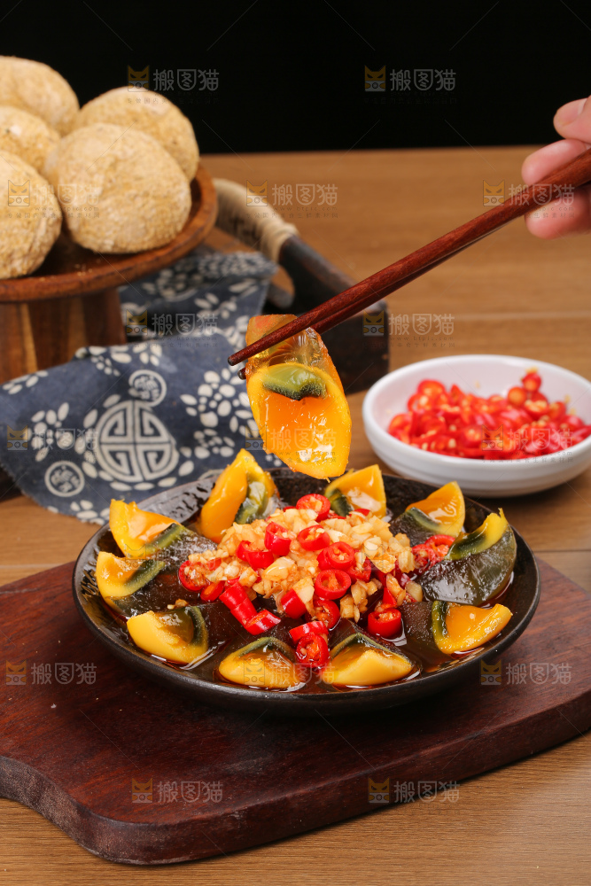 深底上的凉拌变蛋