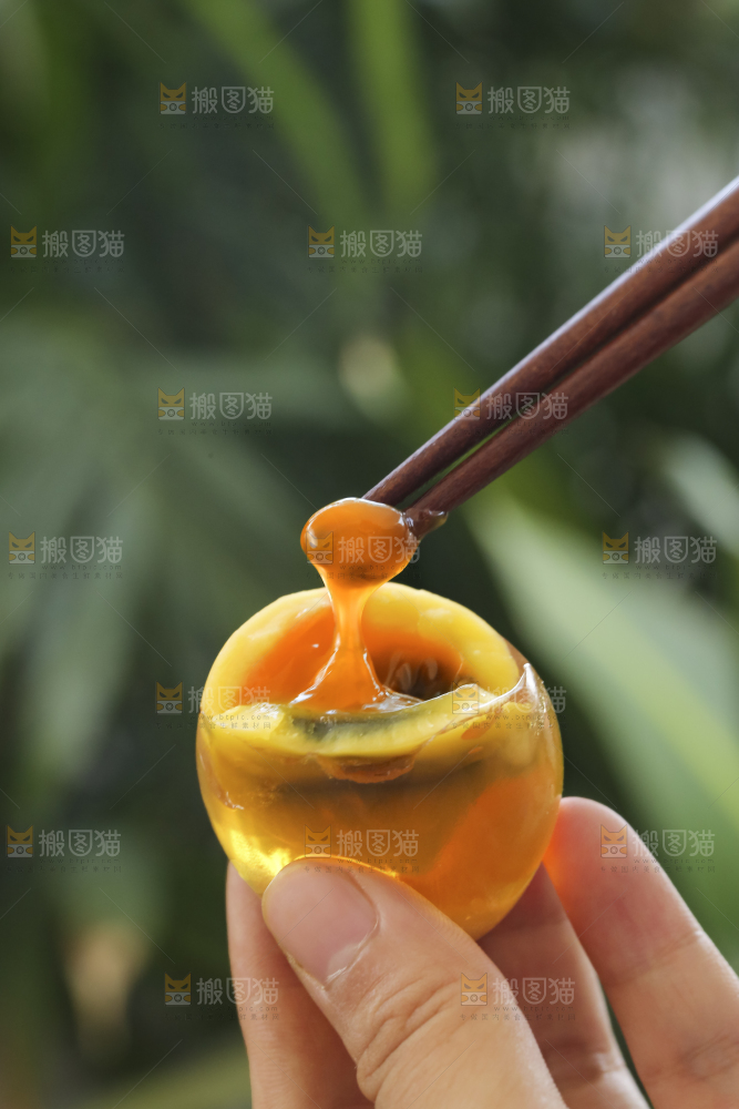 手里拿着变蛋