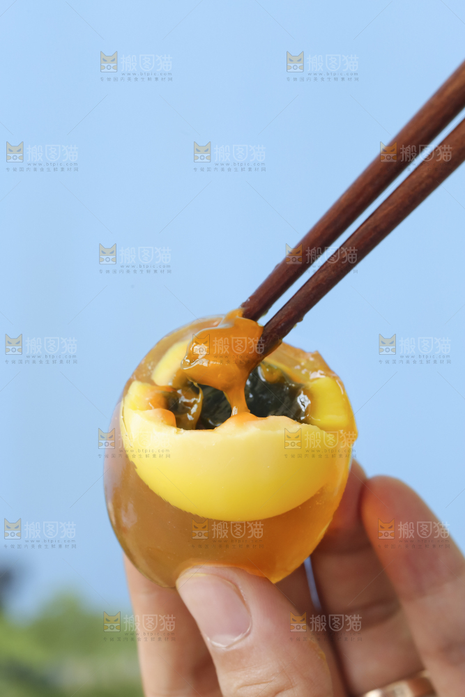 手里拿着变蛋