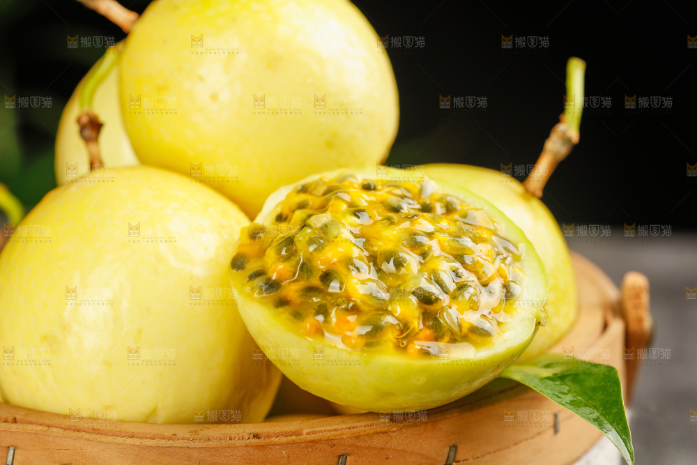 深底上的黄金百香果