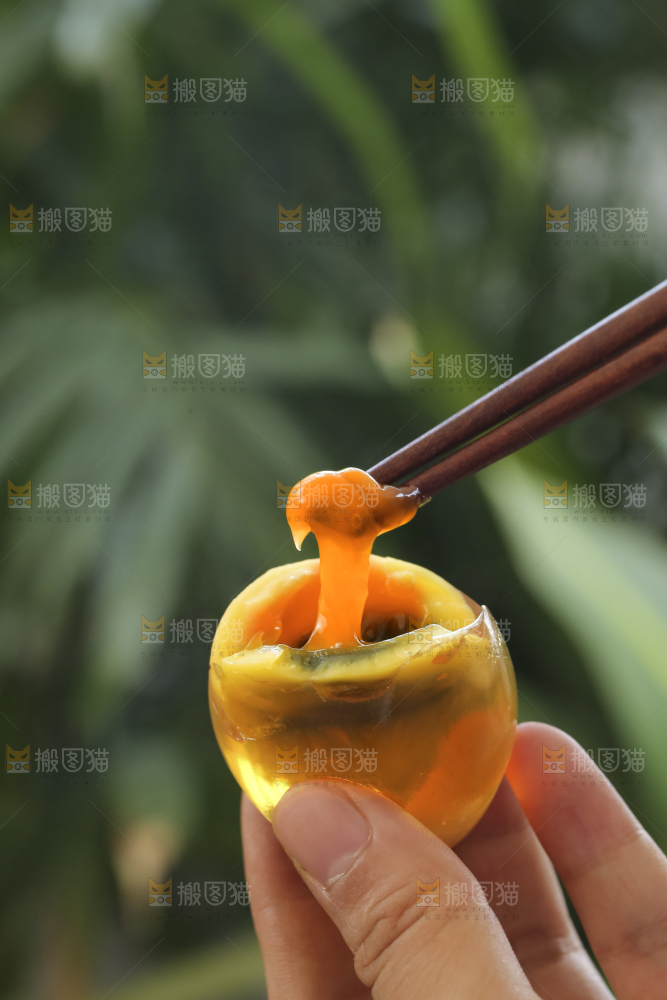 手里拿着变蛋