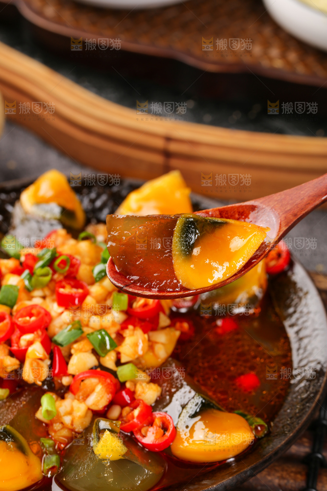 深底上的凉拌变蛋