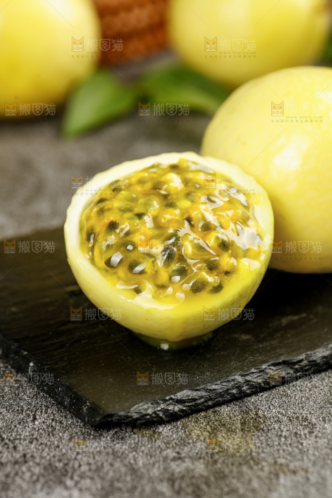深底上的黄金百香果