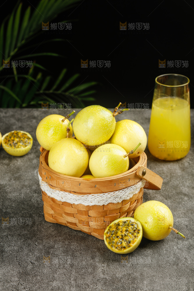 深底上的黄金百香果