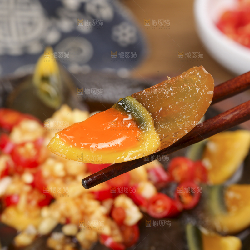 深底上的凉拌变蛋