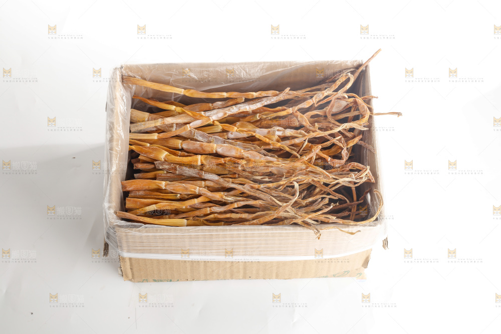 白底上的小笋干
