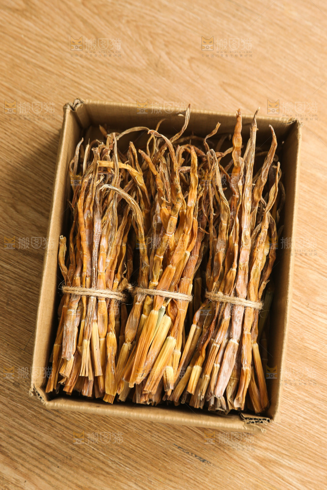手里拿着小笋干