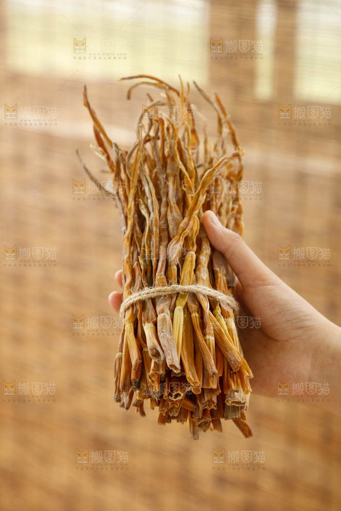 手里拿着小笋干
