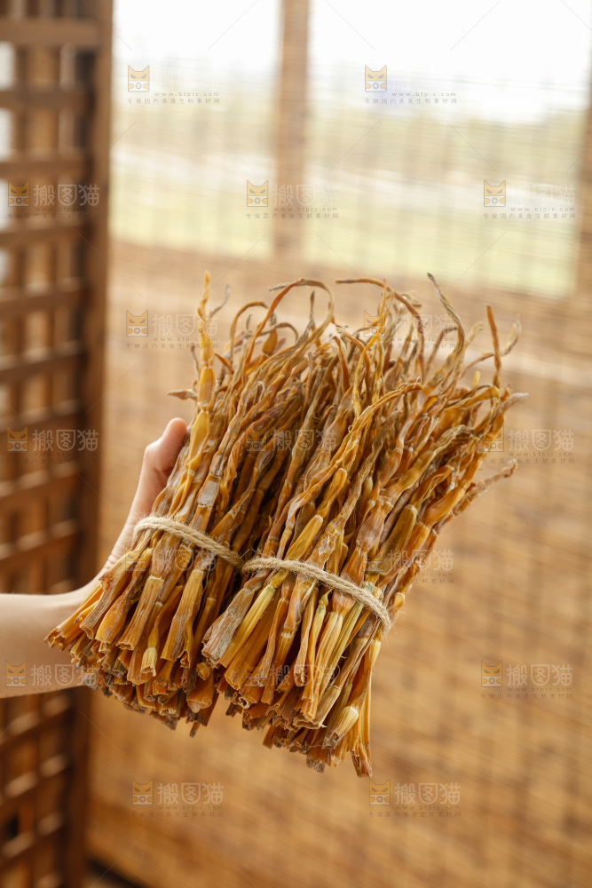 手里拿着小笋干