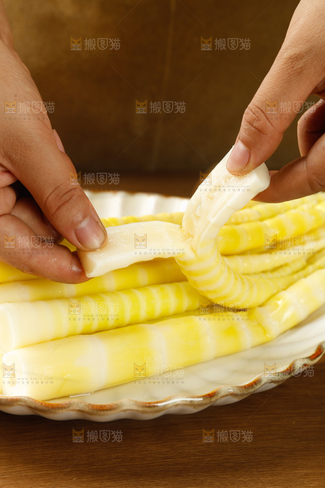 木底上的清水笋
