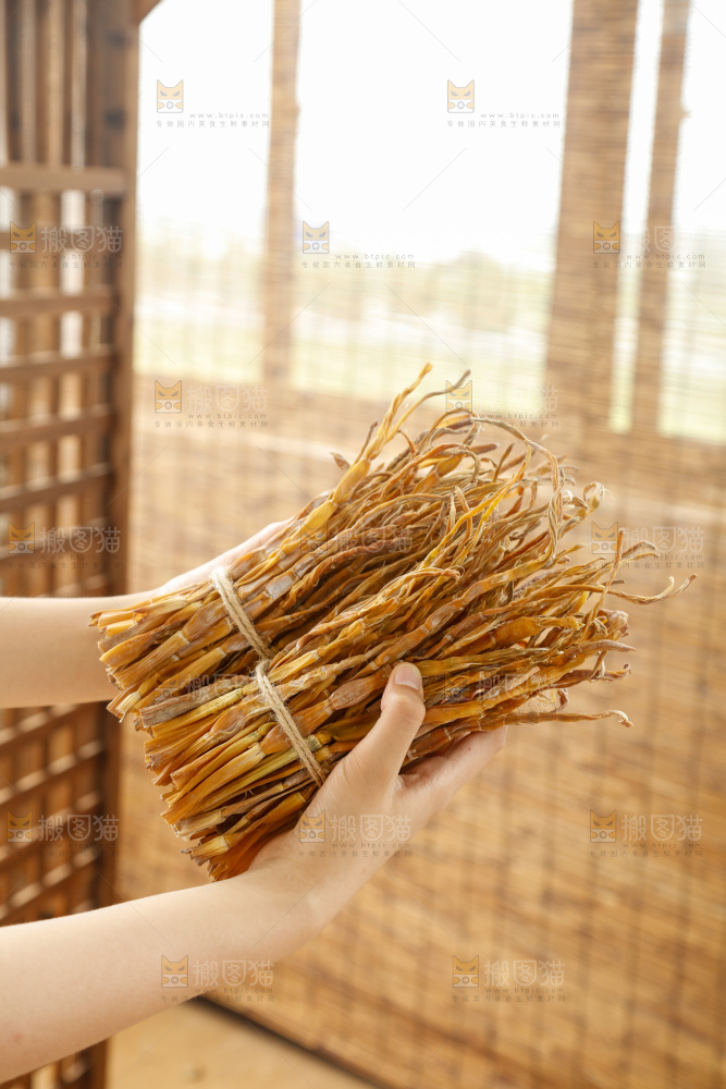 手里拿着小笋干