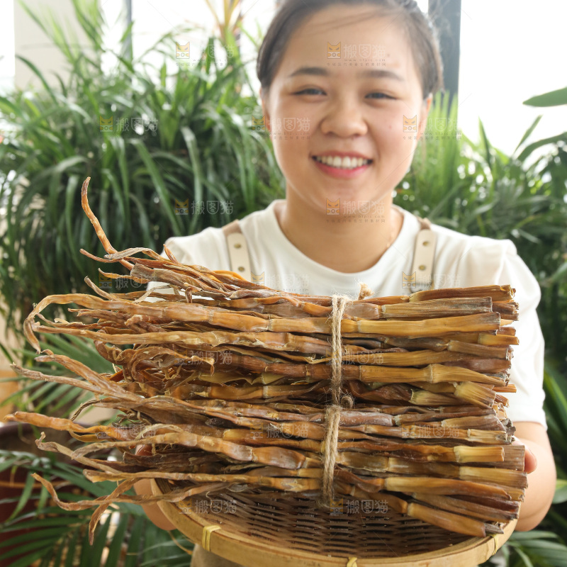 手里拿着小笋干