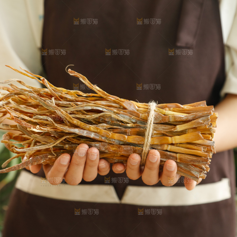 手里拿着小笋干