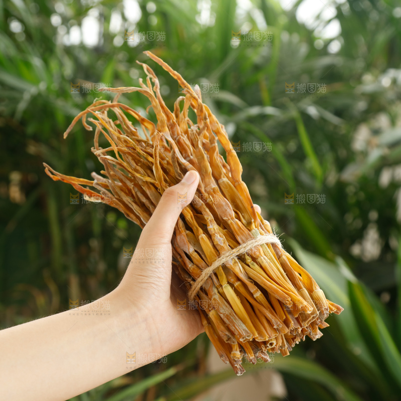 手里拿着小笋干