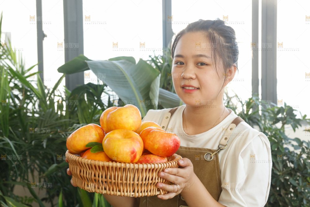 深底上的黄油蟠桃