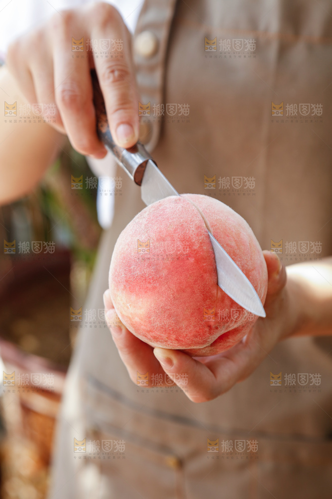 手里拿着红脆桃