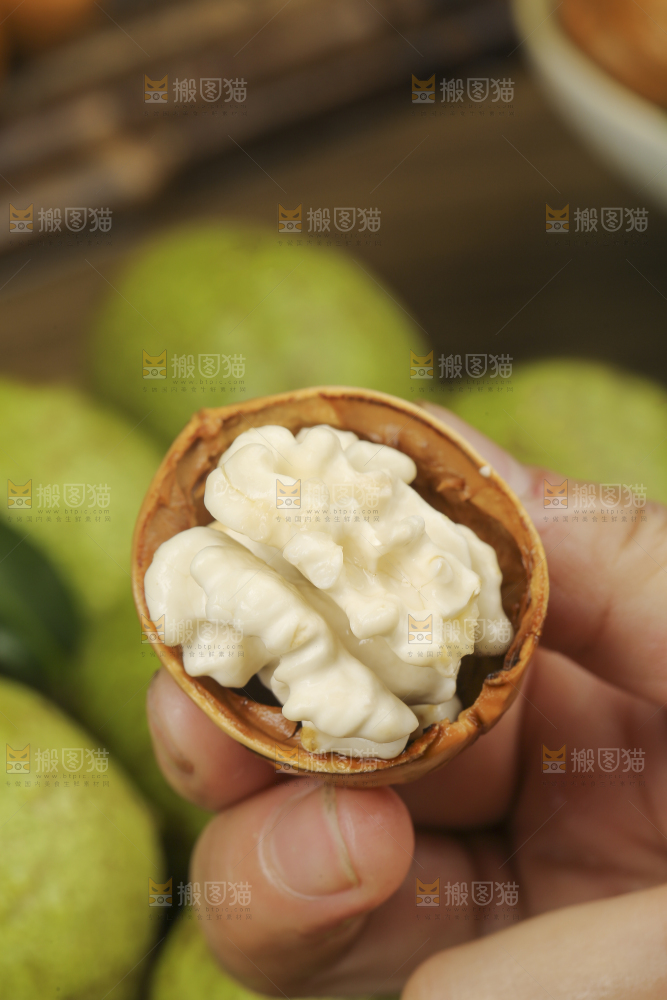 木底上的青皮核桃