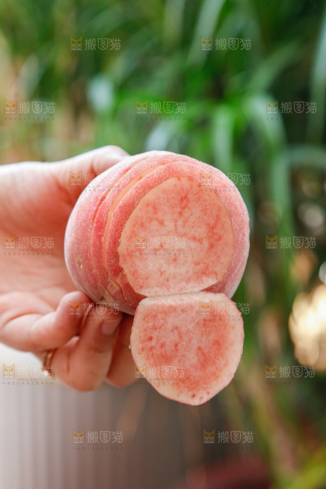 手里拿着红脆桃