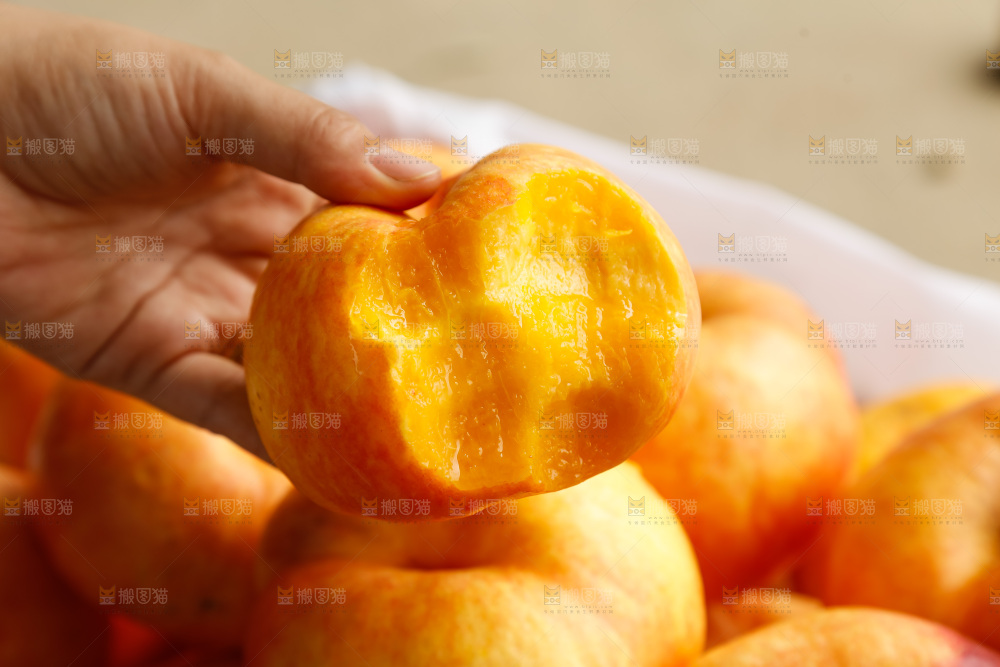深底上的黄油蟠桃