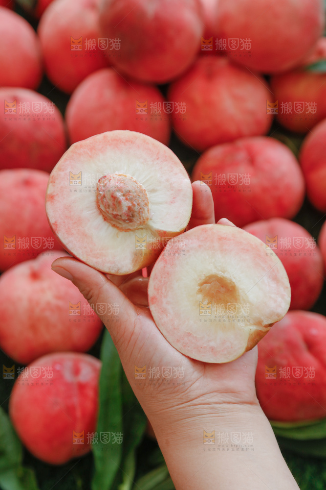 手里拿着红脆桃