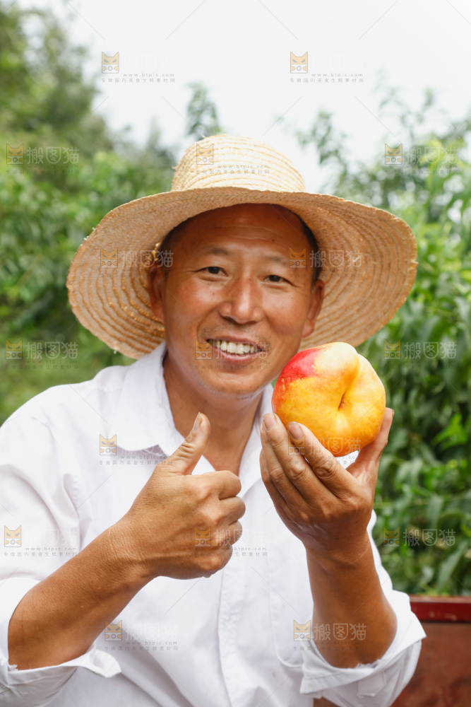 手里拿着黄油蟠桃