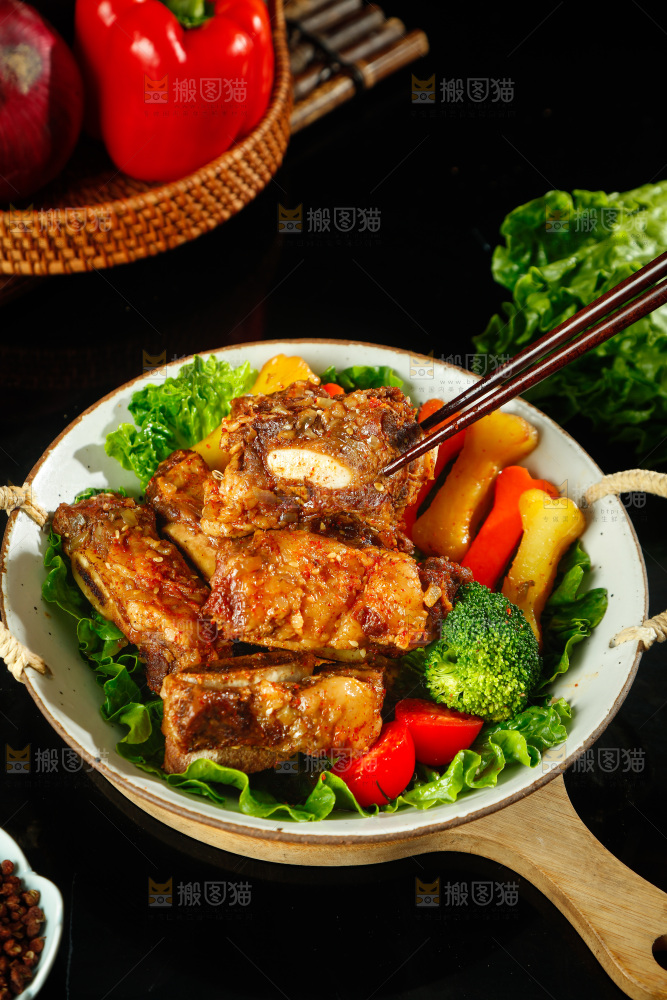 深底上的烤羊排