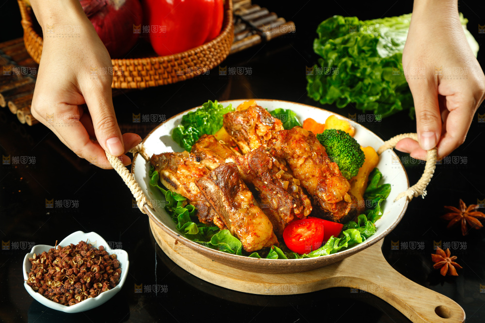 深底上的烤羊排