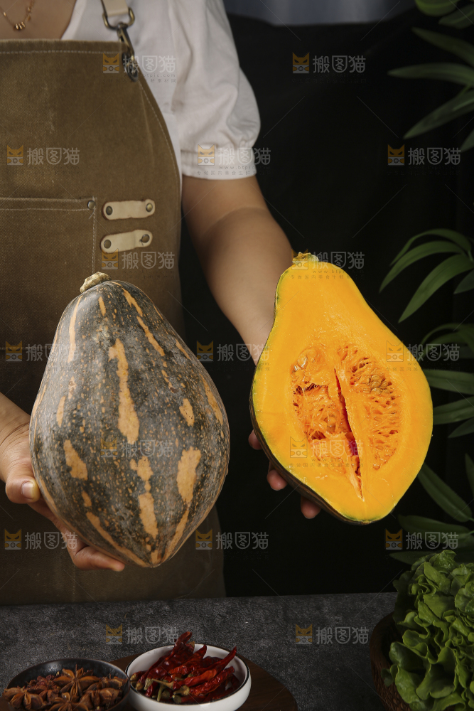 手里拿着香芋南瓜