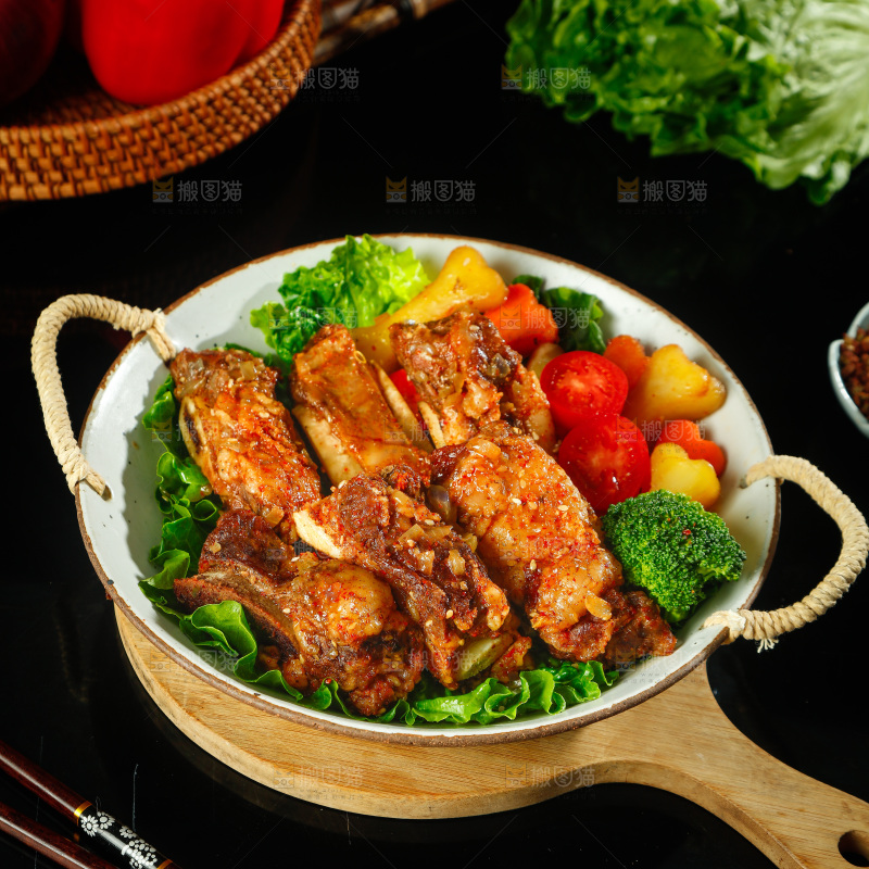 深底上的烤羊排