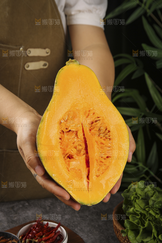 手里拿着香芋南瓜