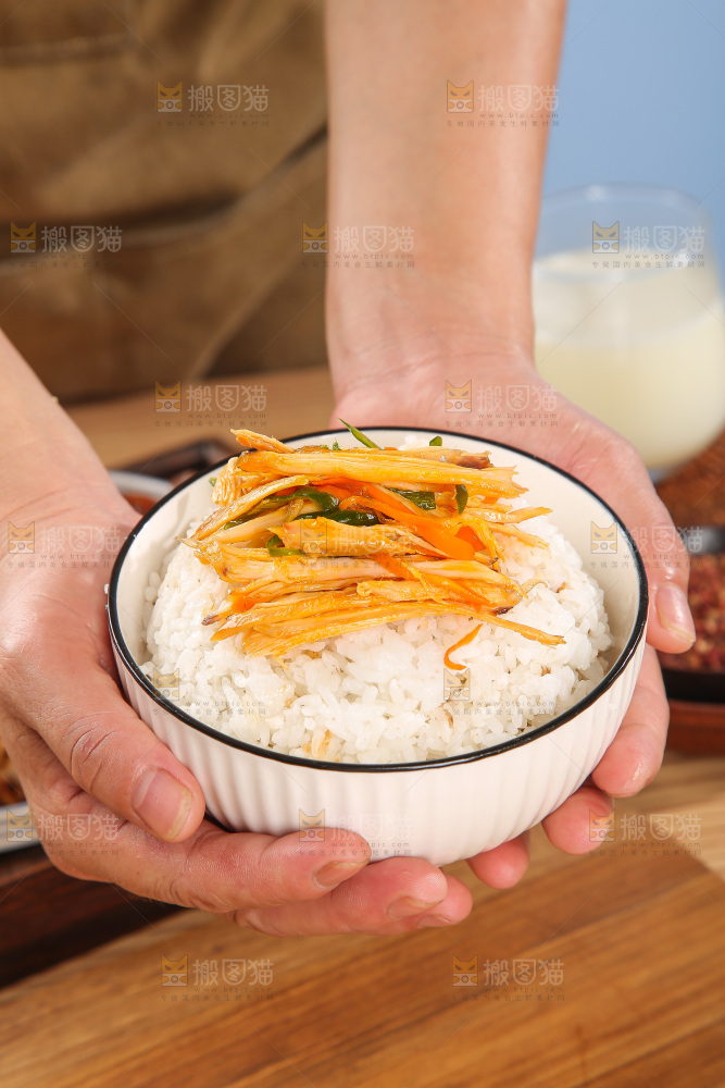 盘子里的手撕鸡丝