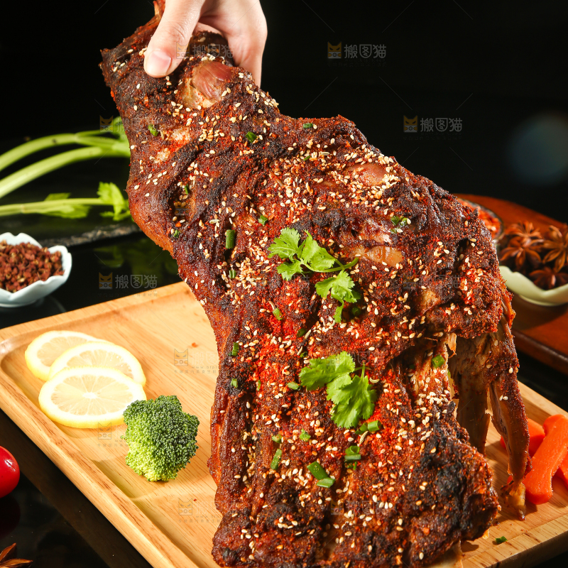 深底上的烤羊腿
